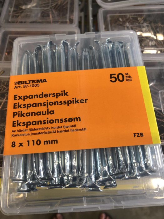 Förpackning med 50 st. expanderspikar på 8 x 110 mm i en plastlåda märkt med storleksinformation.