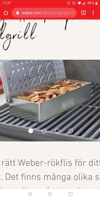 Röklåda med spån i en gasolgrill för rökning av mat.