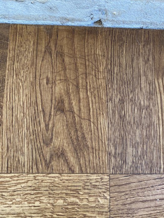 Ny lagd fiskbensparkett i ek med synliga slipmärken och en borstad yta, behandlad med hårdvaxolja.