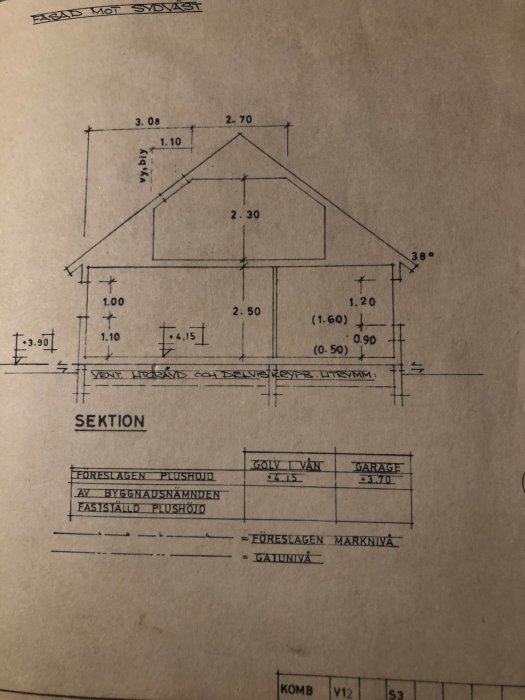 Arkitektritning av ett hus från 1971 med dimensioner och sektioner indikerade för att visa väggarnas placering.