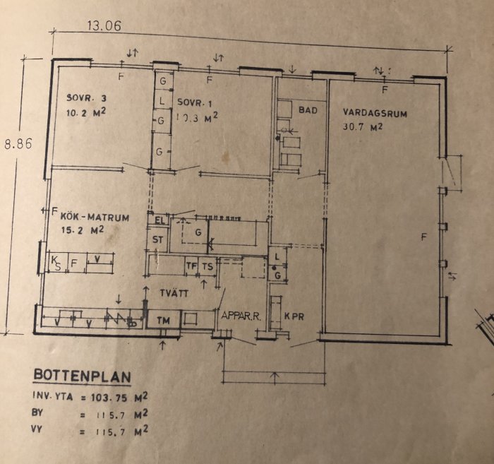 Ritning över bottenplan i hus, markerar kök intill sovrum, användare frågar om bärande vägg.