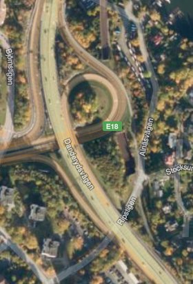 Satellitbild över trafikplats Bergshamra med E18 och avfarter i norra Stockholm.