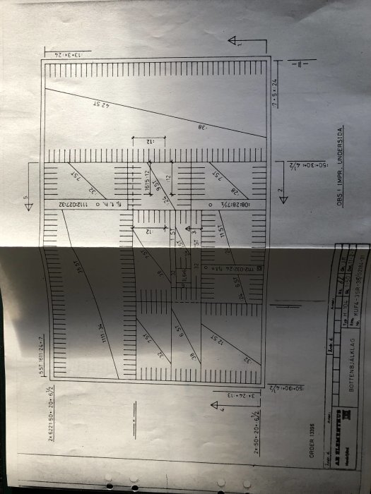 Arkitektonisk ritning med måttangivelser, profiler och snittmarkeringar.