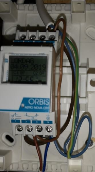 Elkoppling med Orbis Astrour timer och wires kopplade till anslutningsterminaler.