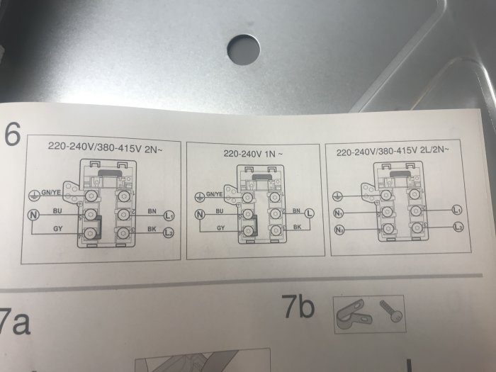 Installationsinstruktioner för spishäll visar olika kopplingsalternativ för elanslutning.