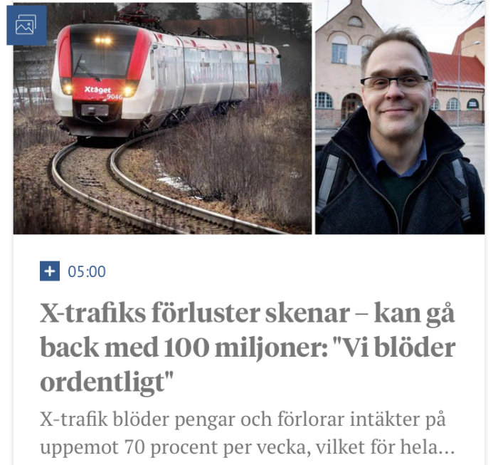 Ett tåg av X-trafik på räls och en leende man i glasögon och jacka.