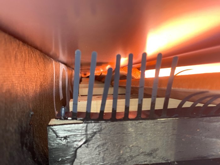 Närstudie av ett tak underifrån, visar en stor glipa mellan takpannan och vindskena med fågelband som inte når plåten.