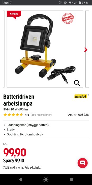 Batteridriven arbetslampa på stativ med medföljande laddningskabel, annonseras som kampanjvara.