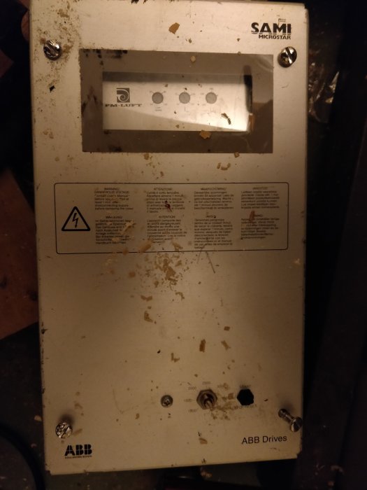 Nedsmutsad vit elektronisk apparat med reglage och logotyper för SAMI och ABB Drives.