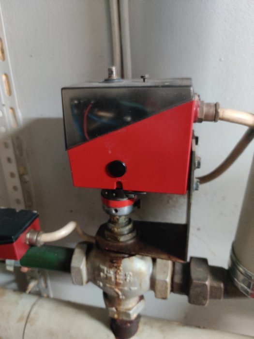 Två manuellt justerbara shuntventiler för jordvärme/vedpanna system.