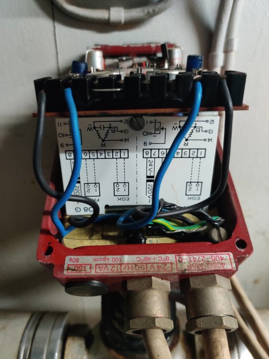 Shuntregulator med kopplingsschema och kablar, används i uppvärmningssystem.