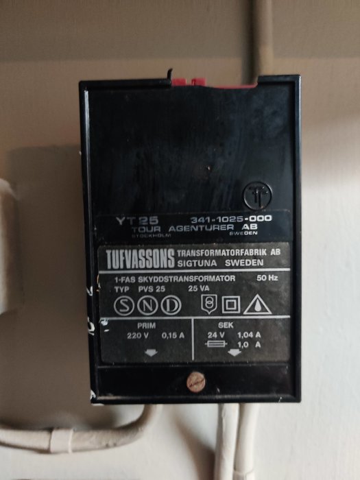 Transformator använd i shuntsystem, märkt 'Tufvassons Transformatorfabrik AB', med tekniska specifikationer.