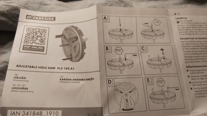 Instruktionsmanual för en justerbar hålsåg med bilder som visar steg för ställning av blad genom att vrida en disk.