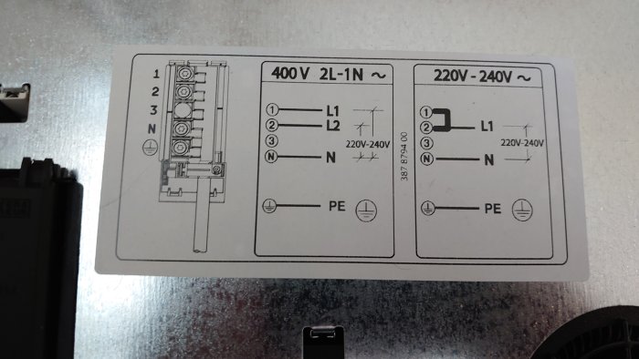 Elkopplingsschema för 400V och 220-240V som visar anslutningar för L1, L2, N och PE.