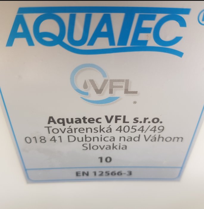 Etikett för Aquatec VFL med adress och CE-märkning som bevis på godkännande.