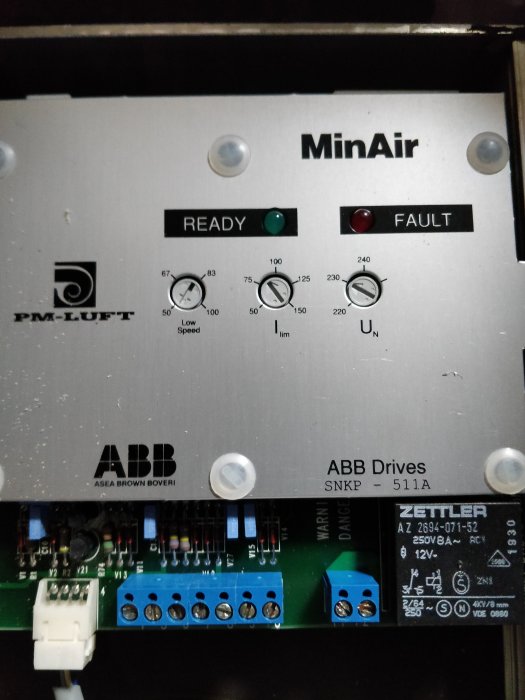 Elektronisk apparatpanel med märkningen 'MinAir', kontrollamper för 'READY' och 'FAULT', justeringsrattar och ABB komponenter.
