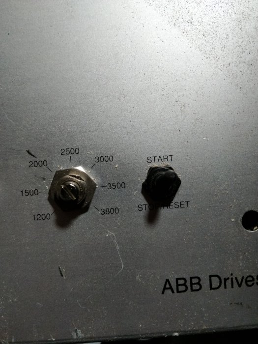 Kontrollpanel på en ABB Drives med reglage för start och stopp, inställningsskala.