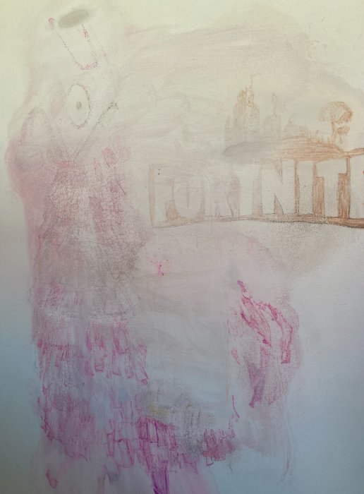 Vägg med barns teckningar i spritpenna inklusive texten "Fortnite", delvis övermålad med vit färg.