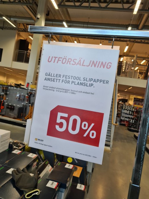 Skylt hos Beijer med "UTFÖRSÄLJNING 50%" erbjudande för Festool slipapper ansett för planslip.