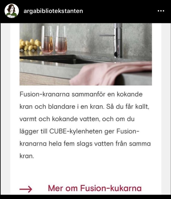 Modernt kök med en diskbänk, två vinglas och bakgrundstext om en Fusion-kran som erbjuder flera vattentemperaturer.