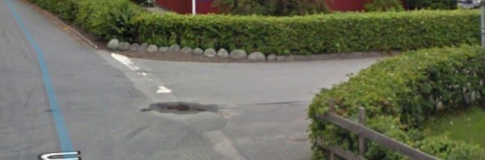 Gammal bild från Google Maps som visar blekta, heldragna stopplinjer vid sidogata.