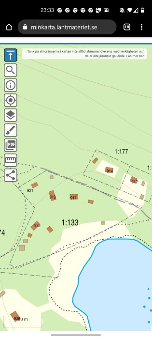 Skärmdump av en digital tomtkarta med markerade fastighetsgränser, beteckningar och en vattenkropp.