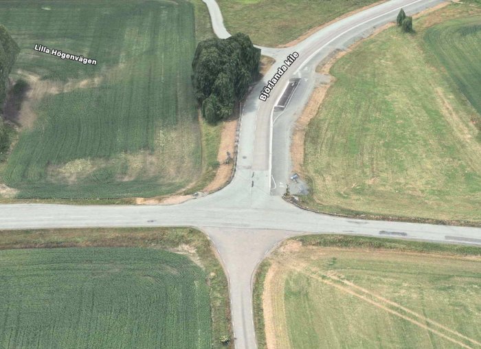 Luftfoto av en komplex fyrvägskorsning på landsbygden med flera infarter.