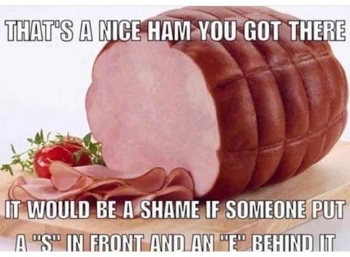 Ett skinkstycke på skärbräda med textskämt om att lägga till bokstäverna "S" och "E".