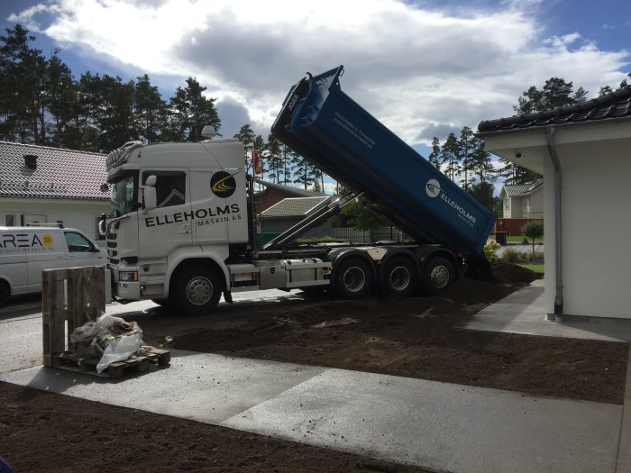 Lastbil från Elleholms tippas ut matjord vid en villa för landskapsarbete.