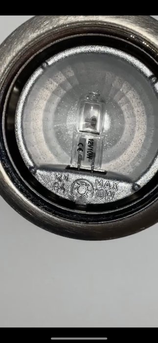Halogenlampa närbild med texten "12V/40W" på glaset och maxvärden ingraverade på metallen.