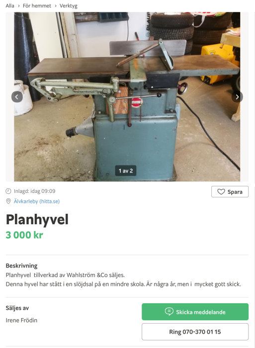 Gedigen planhyvel till salu, blåfärgad med justerbart anhåll, använt skick, står i ett garage.