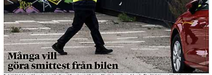 En person som går längs ett avmarkerat område för biltestning med texten "Många vill göra smittest från bilen".