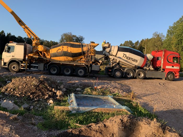 Betongbil häller ut betong för byggprojektets grundarbeten tidigt på morgonen.