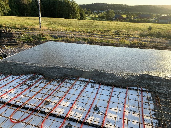 Nylagd betong för kantbalkar med armeringsjärn, på en byggplats tidig morgon.