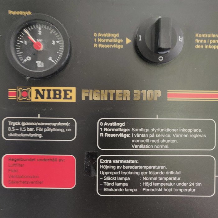 Kontrollpanelen av en NIBE FIGHTER 310P värmepump som visar mätare och instruktioner.