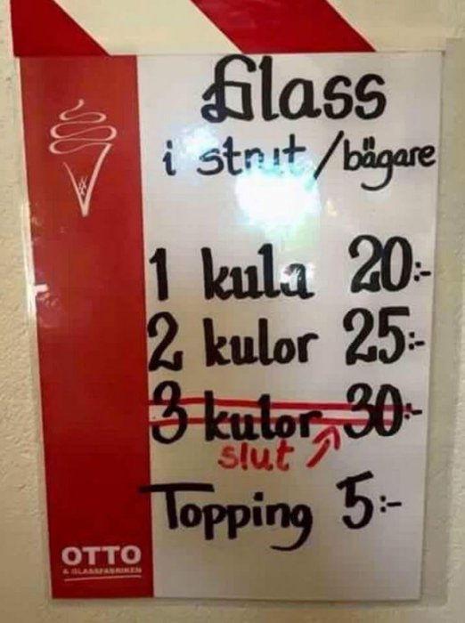 Prislista för glass med alternativ för antal kulor och topping, texten "3 kulor - slut" överkryssad.