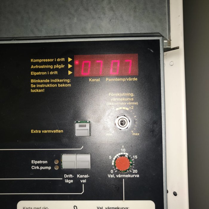 Värmepumpens kontrollpanel med inställningar för värmekurva, värmeförskjutning och filterstatus.