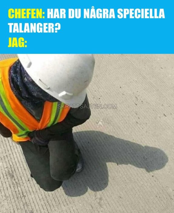 Arbetare i väst och hjälm böjer sig ner, skugga ger intrycket av fredagsdans.