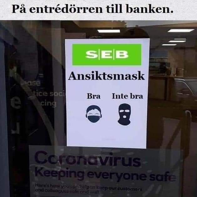 Skylt på dörr med anvisningar för ansiktsmasker, "Bra" med vanlig mask och "Inte bra" med rånarmask.