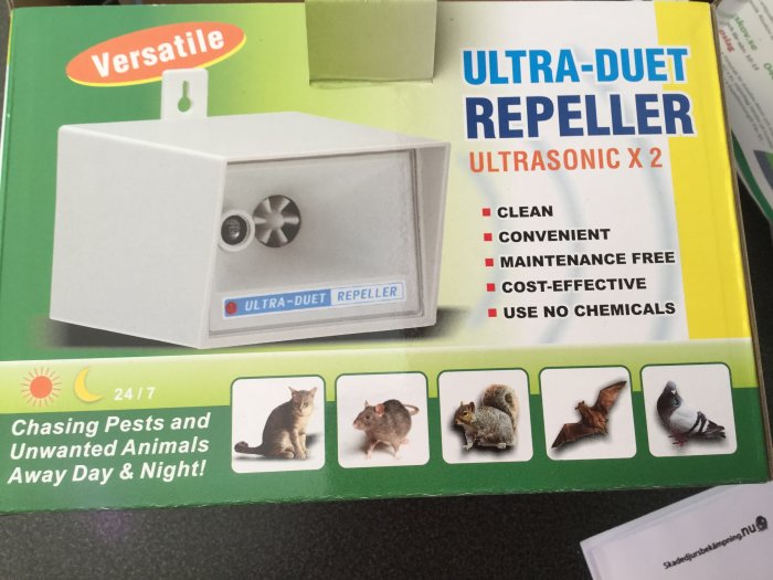 Förpackning av "ULTRA-DUET REPELLER" ultraljudsskrämma med bilder på djur som hålls borta.