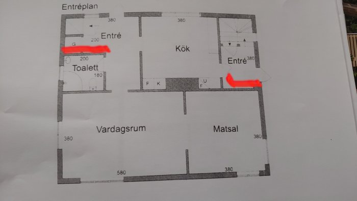 Ritning av en lägenhetsplan med markerade väggar i rött som användaren överväger att ta bort.