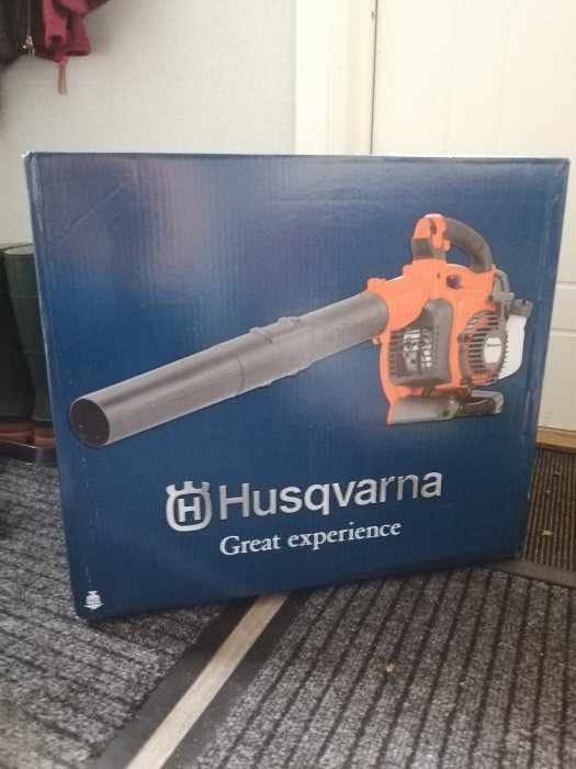 En ny lövblåsare från Husqvarna i kartong.