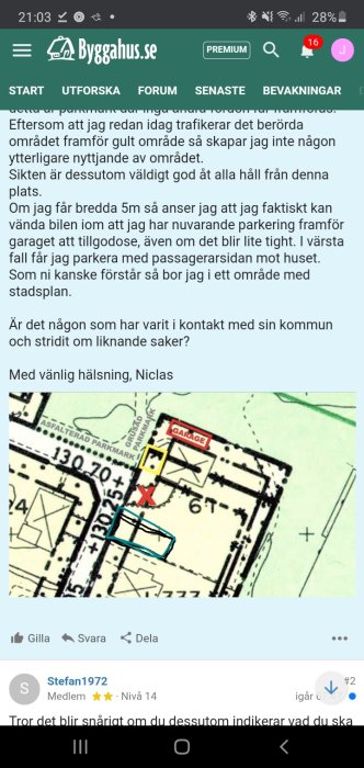 Skärmdump av en diskussionstråd med en tomtkarta som visar en fastighets gränser och planerad parkering.