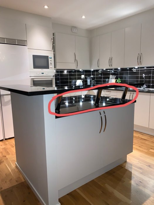 Kök med upphöjd bänkskiva markerad i rött, sökande efter matchande bordsben.