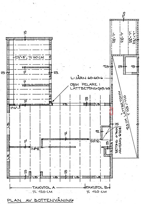 Arkitektritning av bottenvåningen med rödmarkerad håltagning för dörr.