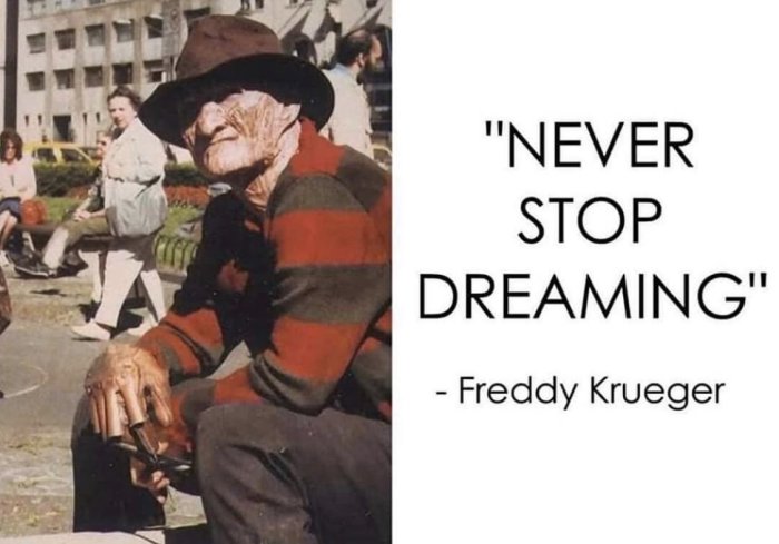 Person utklädd till Freddy Krueger sitter på en bänk med citatet "Never stop dreaming".