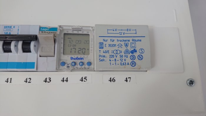 Elcentral med en 12V transformator och timerstyrning, märkt "Nur für trockene Räume".