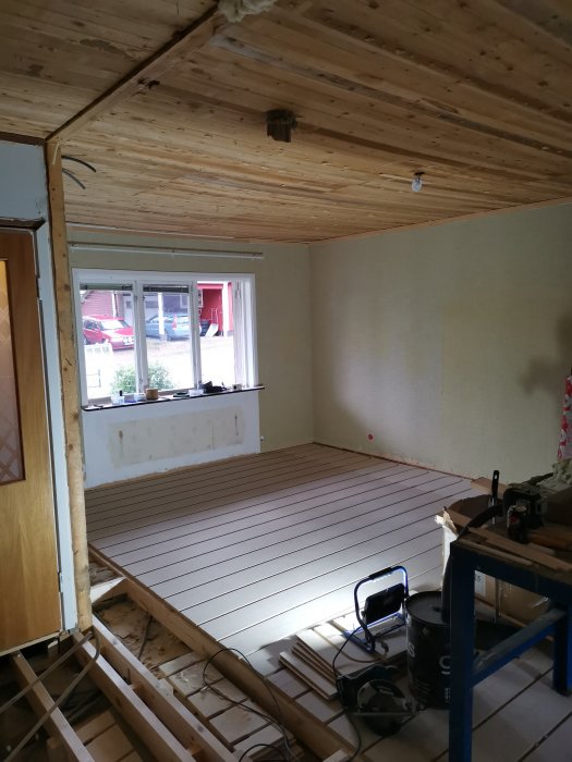 Nybyggda golvreglar i hus, med flexslangar och avstädad yta, redo för nästa steg i renovering.