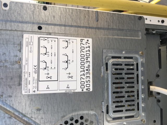 Typskylt på Electrolux spis EKC603040w med kopplingsschema och serienummer, bild tagen uppifrån.