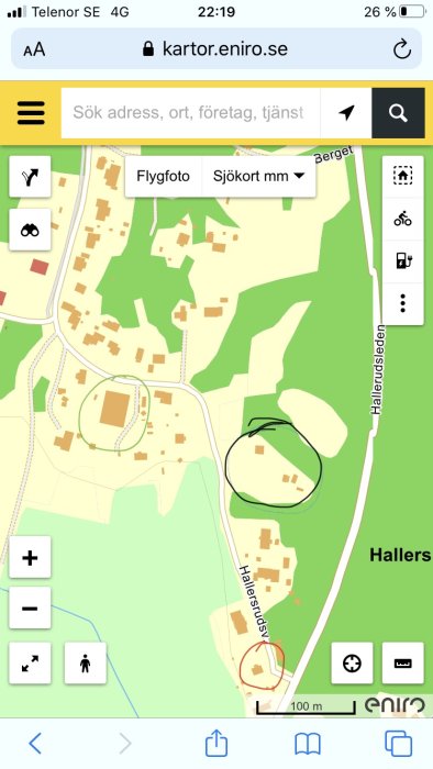 Kartskärmdump med svart ring markerande användarens hus, röd ring granne och grön för lada.